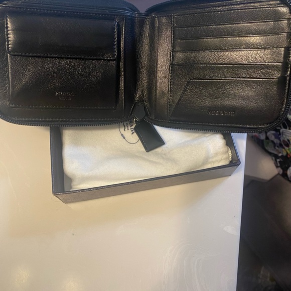 Prada wallet almost new dust bag and original box - Picture 5 of 9